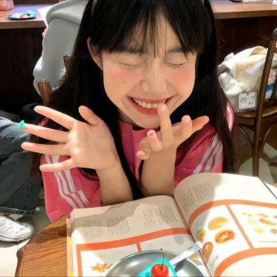 她在这里